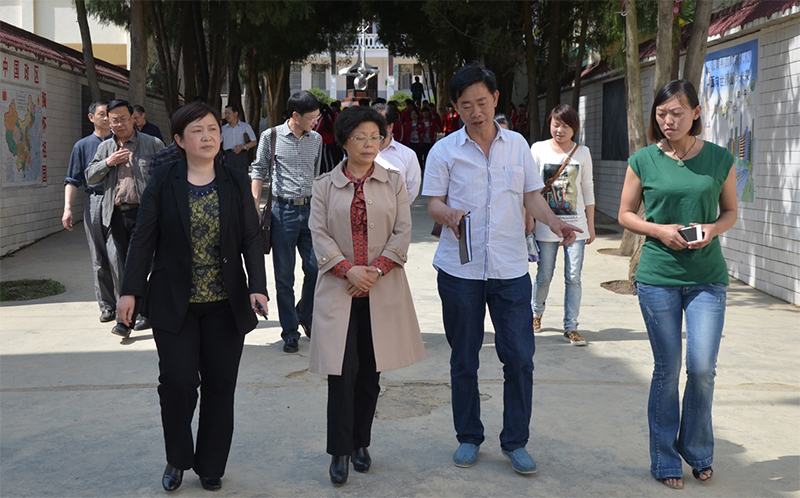 原畢節(jié)市副市長冉霞(左二)、縣政協(xié)主席 安玲（左一）一行來我校調(diào)研