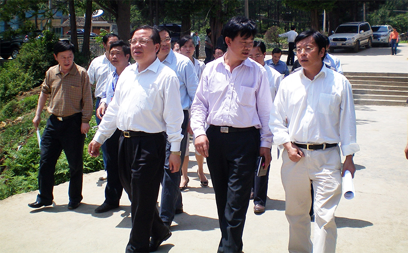 原省委常委、副省長(zhǎng)秦如培（前排左一)、省政協(xié)副主席孔令中(前排右一)在縣領(lǐng)導(dǎo)的陪同下,來(lái)我校視察工作